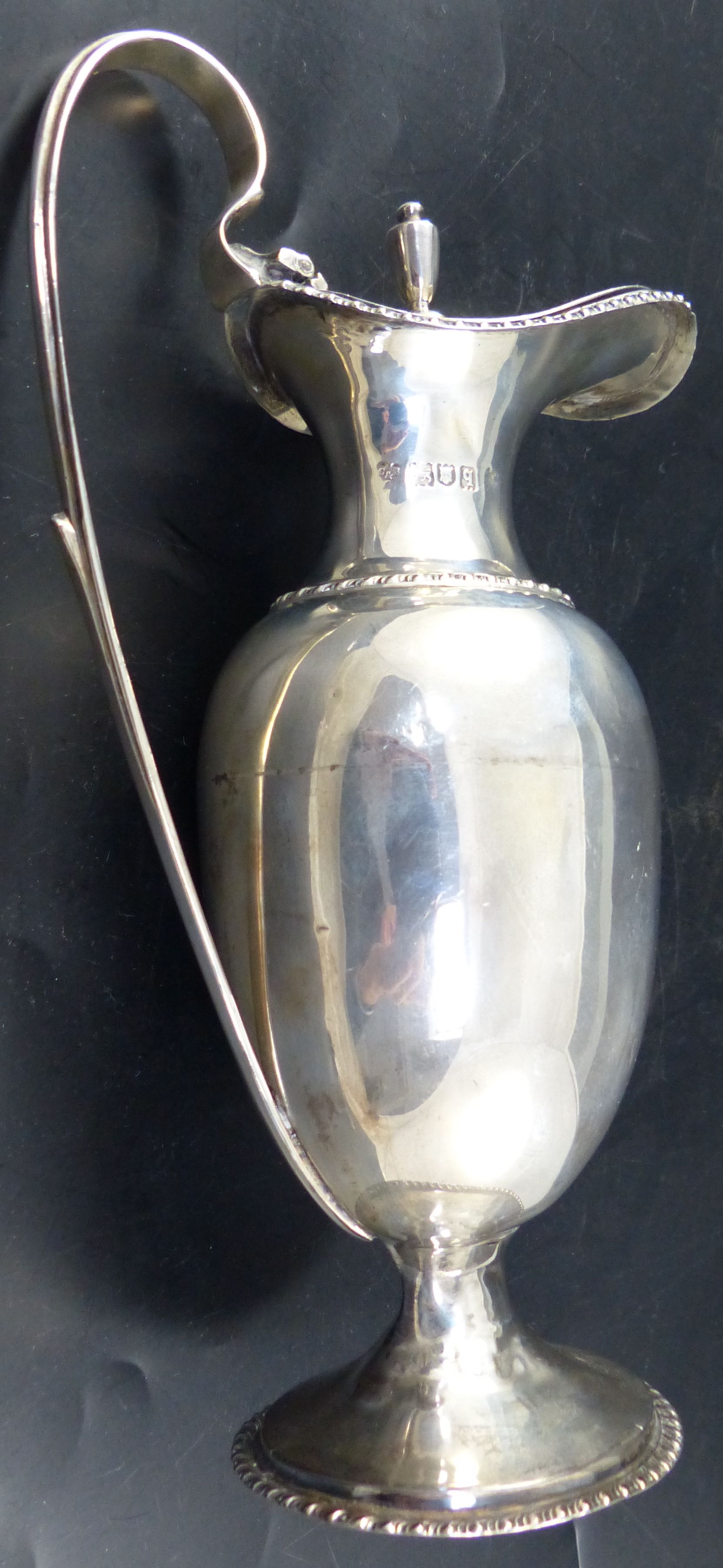 A George V silver pedestal ewer, 21.6cm, 9oz (a.f.)